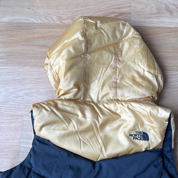The North Face Puffer Vest Women's Xs Hooded 650 Down Gold Black - Picture 12 of 13